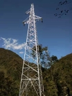 電流を通された角度の鋼鉄十字の腕の送電線タワー