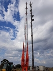 テレコミュニケーションの鋼鉄はブラケットおよび避雷針が付いているGuyedタワーに電流を通した