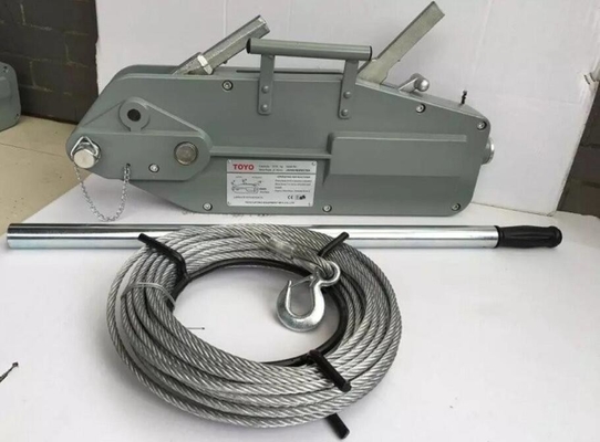 用具をひもでつなぐ鋼鉄送電線は持ち上がることのためのロープ手のウィンチをワイヤーで縛る