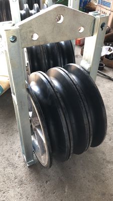 三重アルミニウム束は並ぶゴム製のブロックをひもでつなぐ滑車をケーブルで通信する