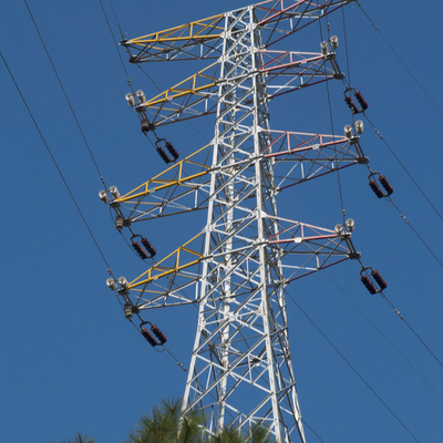 電流を通された角度の鋼鉄十字の腕の送電線タワー