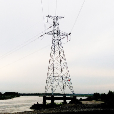 132kv送電線は鋼鉄格子タワーに電流を通した