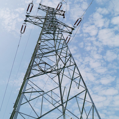 132kv送電線は鋼鉄格子タワーに電流を通した
