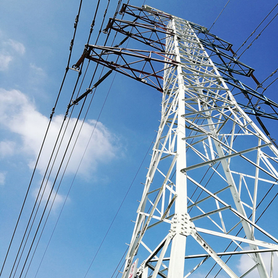 132kv送電線は鋼鉄格子タワーに電流を通した
