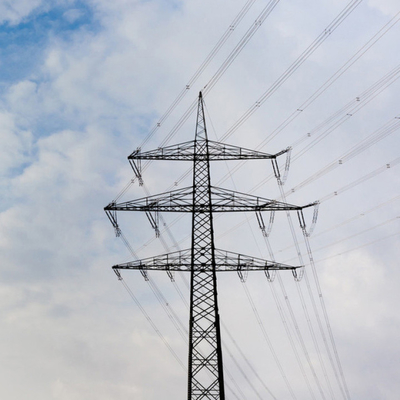 JIS H8641の熱いすくいは頭上式の送電線タワーに電流を通した