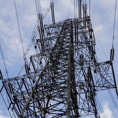JIS H8641の熱いすくいは頭上式の送電線タワーに電流を通した