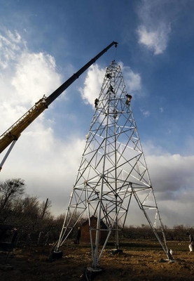 132KV OHTLの場所によって電流を通される角度の鋼鉄電力タワー