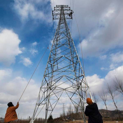 熱いすくいの電流を通された天使の鋼鉄132のKVの送電線タワー