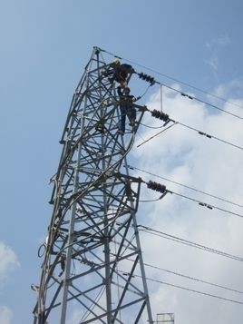 Q245 Q355の角度の鋼鉄パイロン伝達タワー