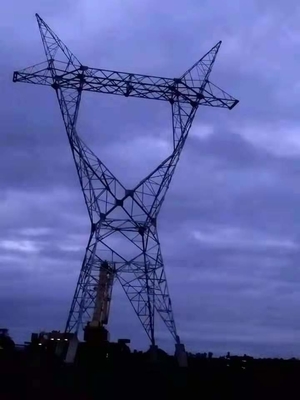 ASTM123 230KV 400KVは頭上式の送電線のための鋼鉄タワーに格子をつける