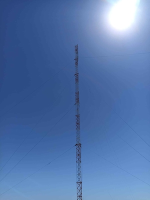 電流を通された72mのGuyedのマストの格子テレコミュニケーションの鋼鉄タワー92m
