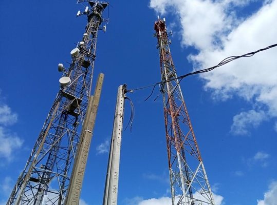 送電線管状の鋼鉄電気通信は建築現場のためにそびえている